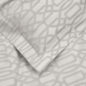Сотканный из предварительно окрашенных волокон хлопка фактурный жаккард плотностью 500 нитей на квадратный дюйм (500 TC) выглядит изысканно и презентабельно.
Визуальное исполнение этого комплекта – орнамент из геометрических элементов и абстрактных форм, повторяющийся на всей поверхности пододеяльника.